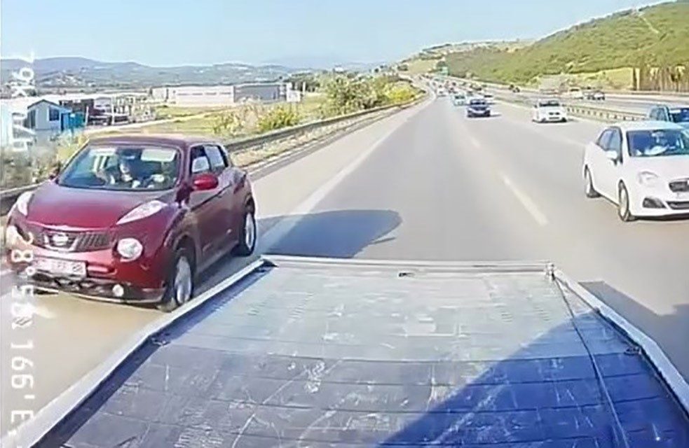 Trafiği tehlikeye düşürün sürücü kameraya böyle yakalandı İstanbul-İzmir otobanında kayda alınan görüntüler, herkesin yüreğini ağzına getirdi. Bayram