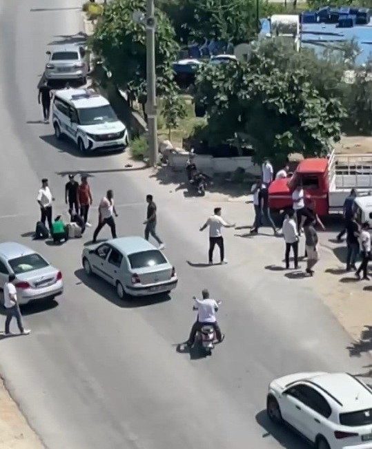 Trafik kazasında sonra çıkan kavgayı polis havaya ateş ederek ayırabildi Mersin’in Tarsus ilçesinde trafik kazasında sonra çıkan kavgayı polis havaya