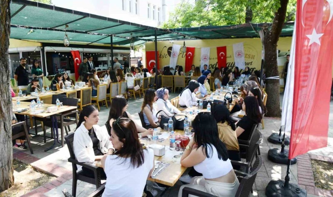 Tunceli Valisi Aygöl’den memleketine gidemeyen üniversitelilere bayram jesti Tunceli Valisi Şefik Aygöl ve eşi Nazlı Aygöl, sınavalar nedeniyle
