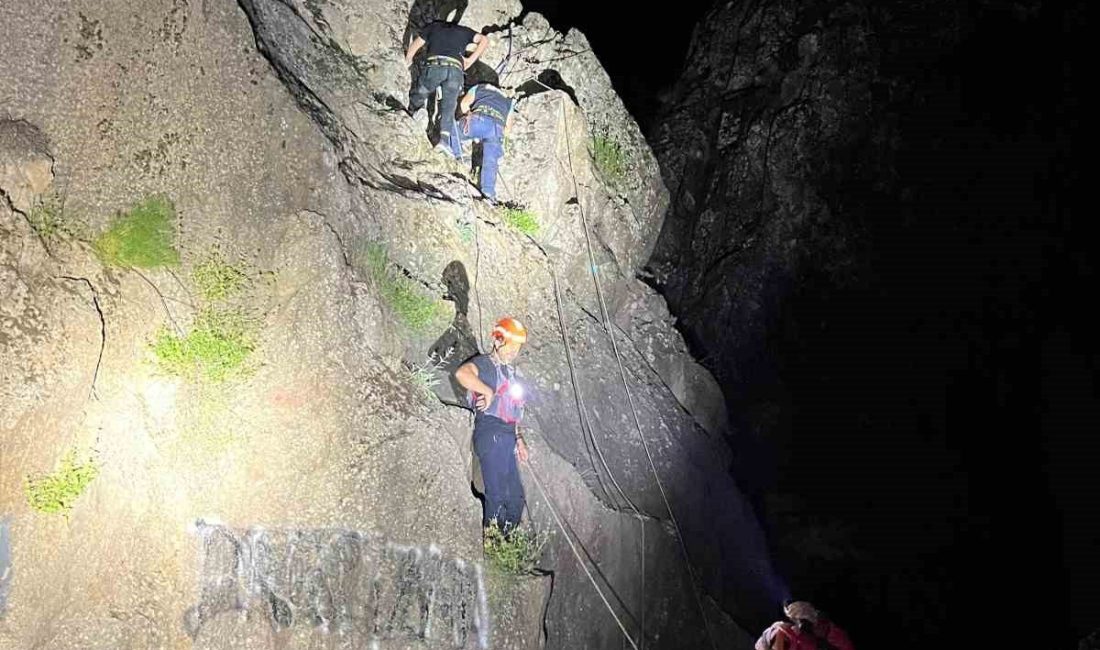 Tunceli’de nefes kesen kurtarma operasyonu Tunceli-Ovacık karayolu üzerinde bulunan Pilvenk Şelalesi’nde, kayalık alanda mahsur kalan