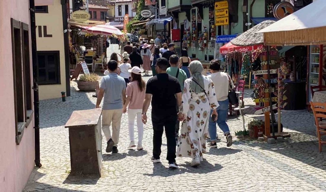 Turistler bayram tatilinde Tarihi Odunpazarı Evleri’ni ziyaret etti Kurban Bayramı tatilini fırsat bilen turistler, Eskişehir’in simgelerinden olan Tarihi