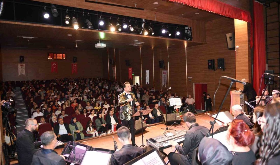 Türkülerle Anadolu turu Samsun’un Vezirköprü ilçesinde “Türkülerle Türkiye’m Konseri” düzenlendi. Şef Sertan Turan’ın