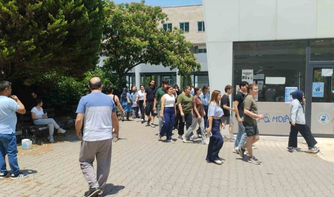 Denizli’de Yükseköğretim Kurumları Sınavı’nın (YKS) ilk oturumu olan Temel Yeterlilik