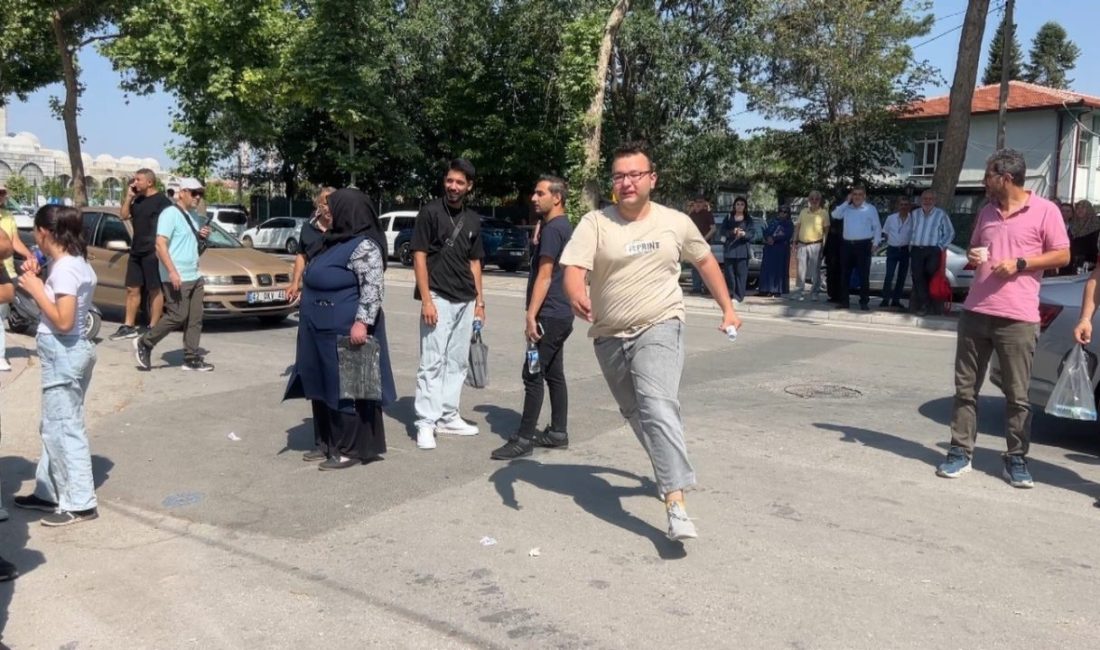 Umutlarına kimisi koşarak yetişti, kimisi gözyaşları içinde veda etti Konya’da, Temel Yeterlilik Sınavı’na (TYT) geç kalan bazı öğrenciler son