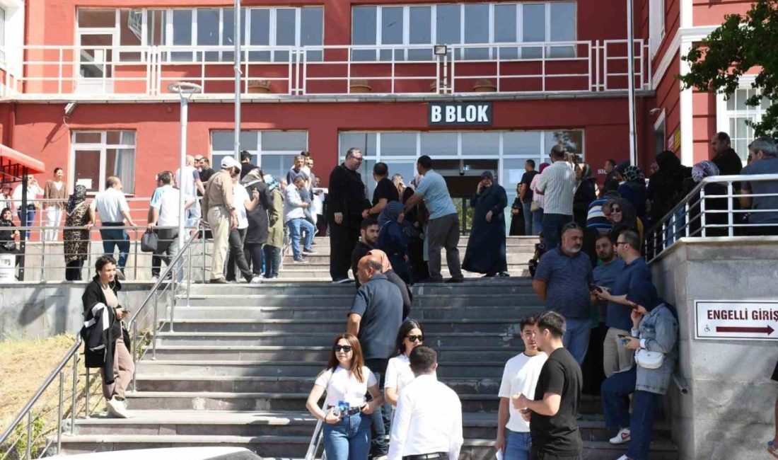 Üniversite sınavı için öğrenciler TYT’de ter döktü Yükseköğretim Kurumları Sınavı’nın (YKS) ilk oturumu olan Temel Yeterlilik Testi