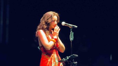 Türk müziğinin sevilen ismi Öykü Gürman, Bodrum’da sahne aldığı konserde