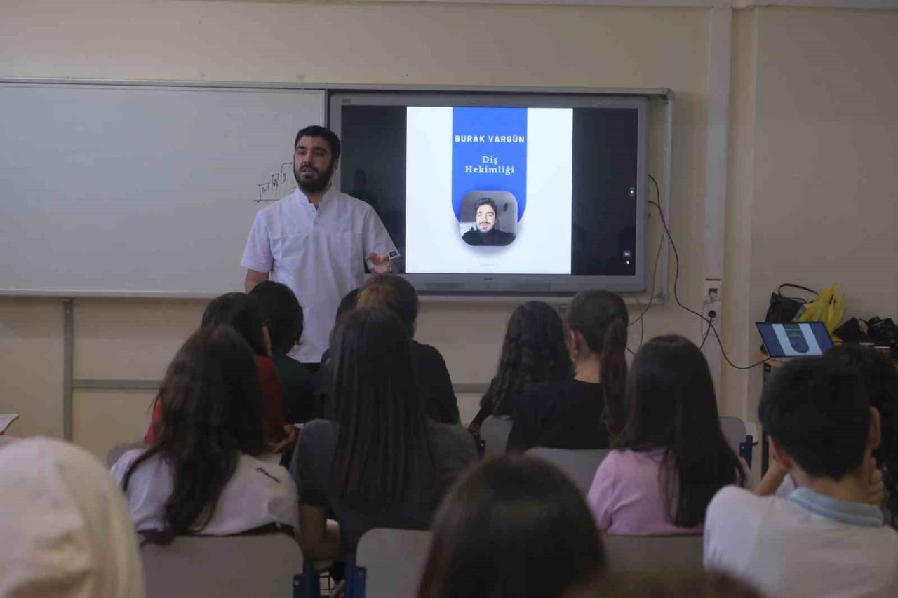 Uşak Üniversitesi İletişim Fakültesi Gazetecilik Bölümü 4. sınıf öğrencileri, sosyal