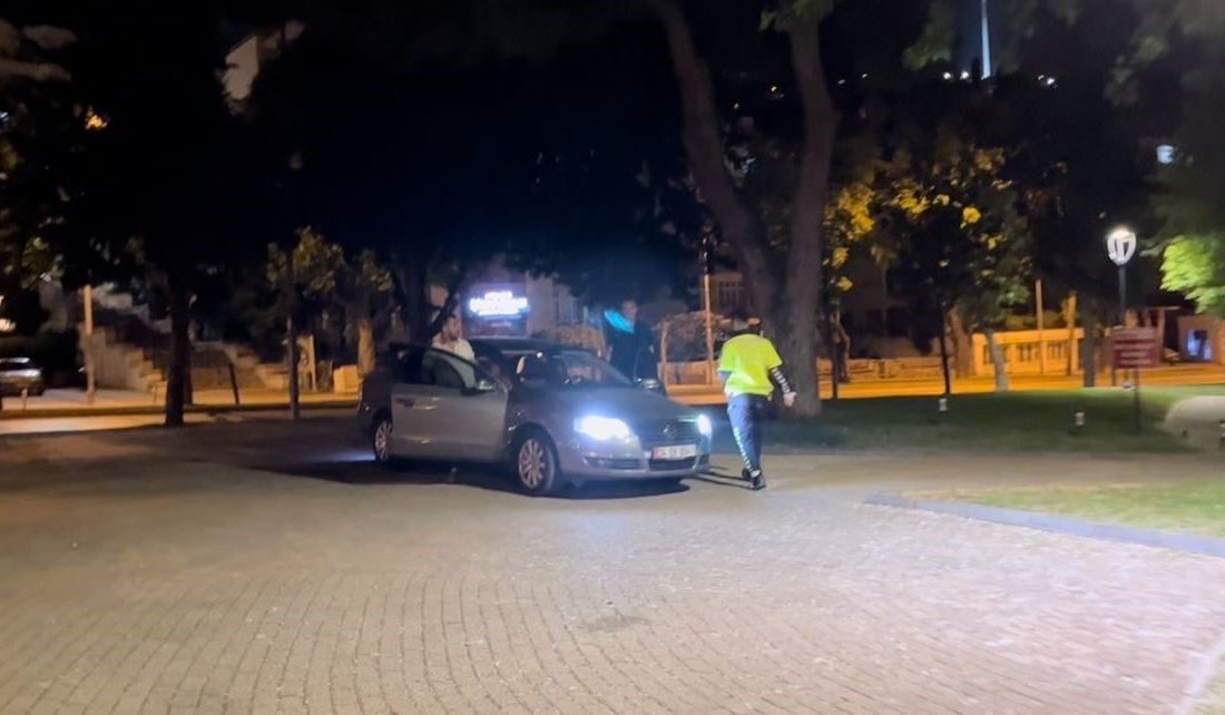 Bursa’da uygulama yapan ekipleri gören alkollü sürücü, kaldırıma çıkarak kaçmayı