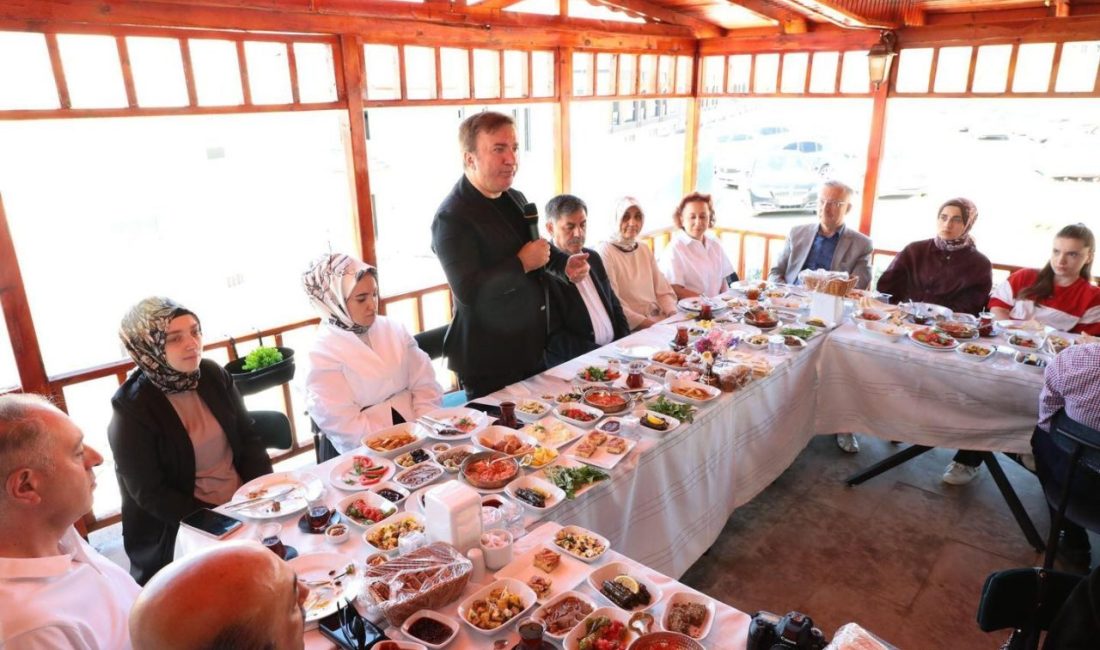 Vali Aydoğdu, Hünerli Eller Kadın Kooperatifi Kahvaltı Salonu’nda basın mensuplarıyla buluştu Erzincan Valisi Hamza Aydoğdu Hünerli Eller Kadın Kooperatifi Kahvaltı Salonu’nda