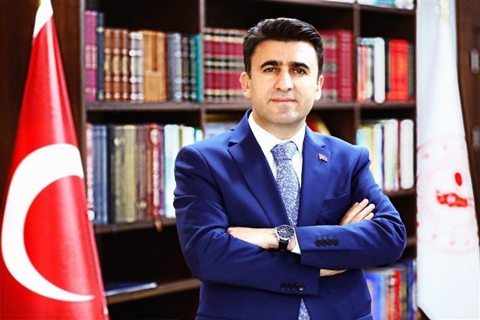 Vali Aygöl, tebrik çiçeklerini şehit ailelerine gönderdi Tunceli’de göreve başlayan Vali Şefik Aygöl, tebrik çiçeklerini şehit ailelerine
