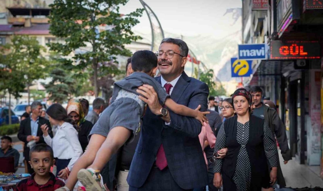 Vali Çelik’ten güvenlik güçlerine bayram ziyareti Hakkâri Valisi Ali Çelik, güvenlik güçlerini ziyaret ederek bayramlarını kutladı.