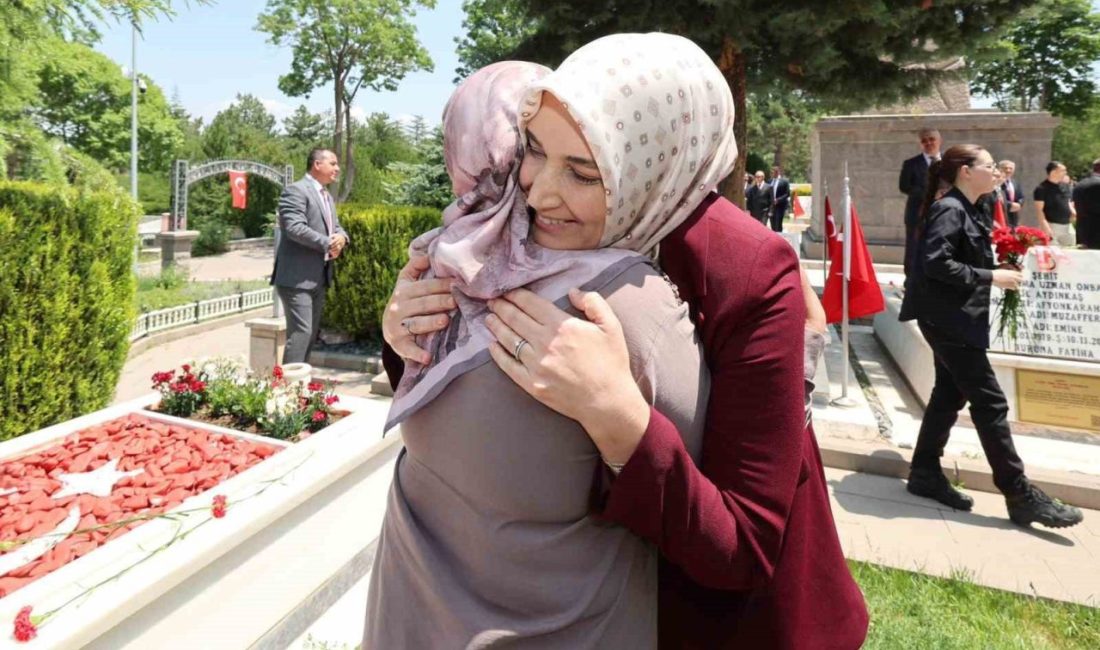 Afyonkarahisar’da gerçekleştirilen bayramlaşma programında Vali Doç. Dr. Kübra Güran Yiğitbaşı