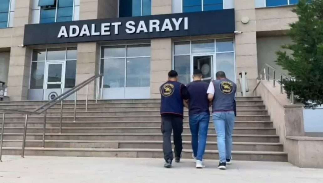 Van’da değişik suçlardan aranmaları bulunan 11 kişi tutuklandı Van’da değişik suçlardan aranmaları bulunan 11 kişi, çıkarıldıkları adli makamlarca
