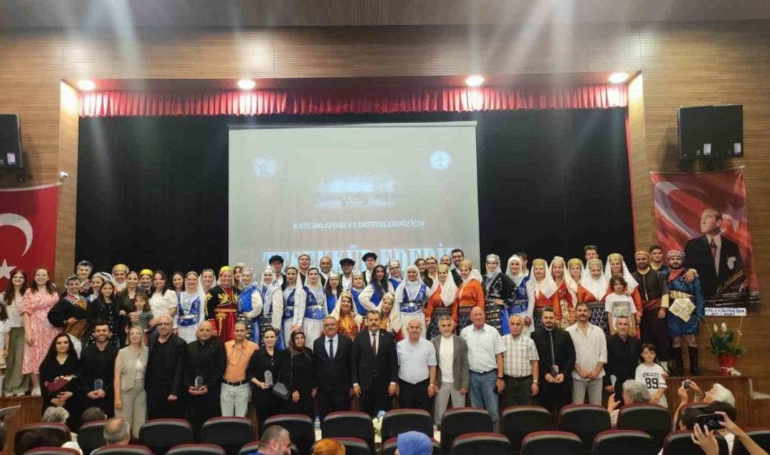 Samsun’un Vezirköprü ilçesinde düzenlenen Türk halk oyunları gösterisi, yoğun ilgi