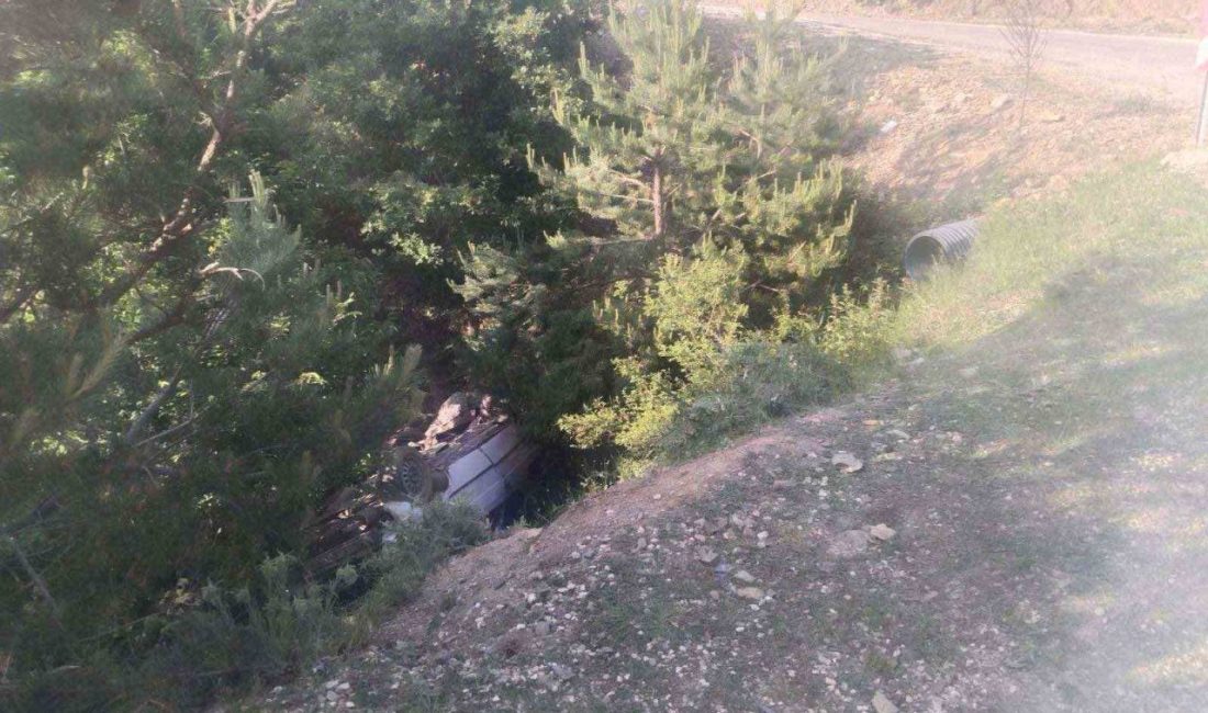 Virajı alamayan otomobil şarampole yuvarlandı: 3 yaralı Tokat’ta Topçam Yaylası yolunda otomobilin takla atması sonucu meydana gelen