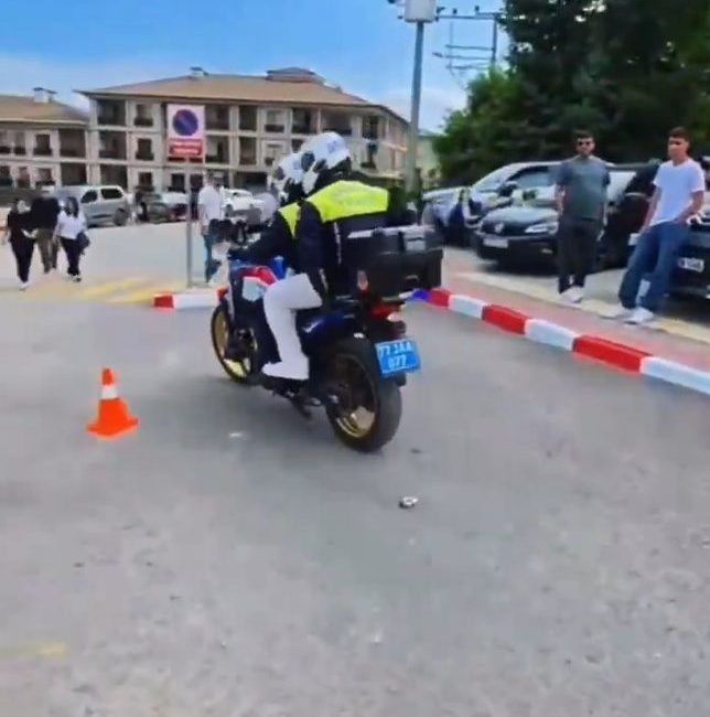 Yalova’da Yükseköğretim Kurumları Sınavı (YKS) ilk oturumuna gireceği sırada kimliğini
