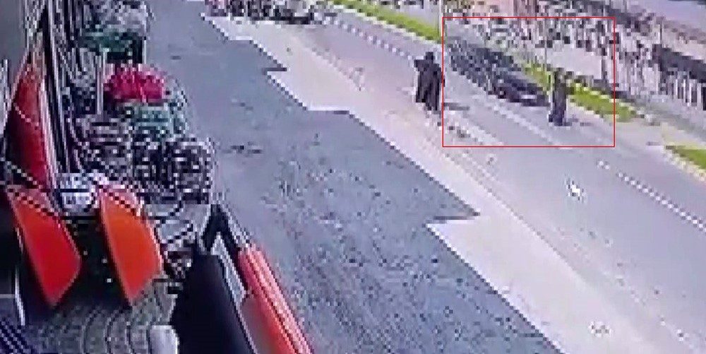 Sakarya’nın Adapazarı ilçesinde yaya geçidinden, yolun karşısına geçmek isteyen kadına