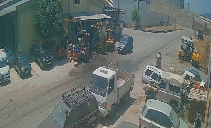 Yıkama makinesini kullanırken elektrik akımına kapılan şahıs hayatını kaybetti Balıkesir’in Edremit ilçesinde bir iş yerinde yıkama makinesi kullanırken elektrik