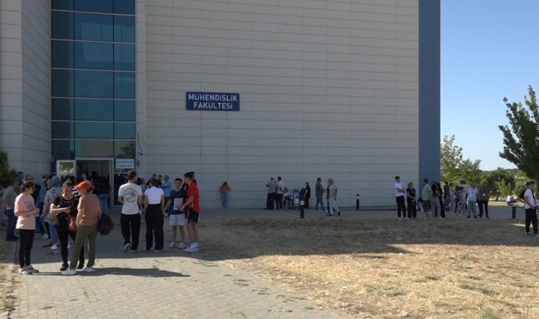 YKS maratonun ikinci oturumu AYT başladı Yükseköğretim Kurumları Sınavı’nın (YKS) ikinci oturumu olan Alan Yeterlilik Testi