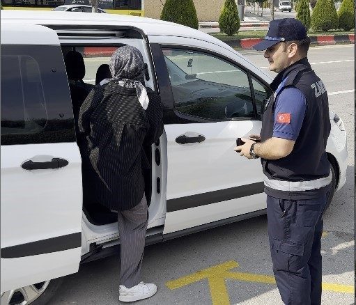YKS sınavında adayların imdadına zabıta yetişti Çorum Belediyesi zabıta ekipleri, Yükseköğretim Kurumları Sınavı’nın ilk ve ikinci