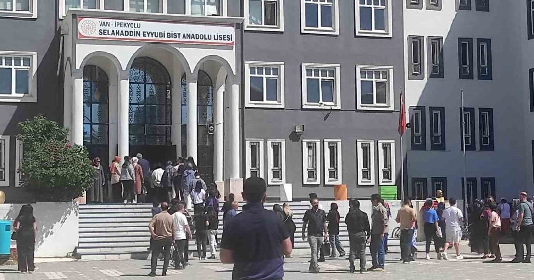 YKS’de ikinci oturum heyecanı Yükseköğretim Kurumları Sınavı’nın (YKS) ikinci oturumu Alan Yeterlilik Testi (AYT)