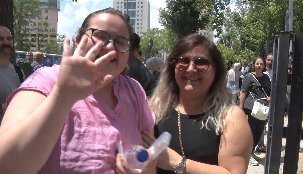 YKS’nin birinci oturumu olan TYT sona erdi: Adaylar AYT’ye odaklandı Yükseköğretim Kurumları Sınavı’nın (YKS) birinci oturumu olan Temel Yeterlilik Testi