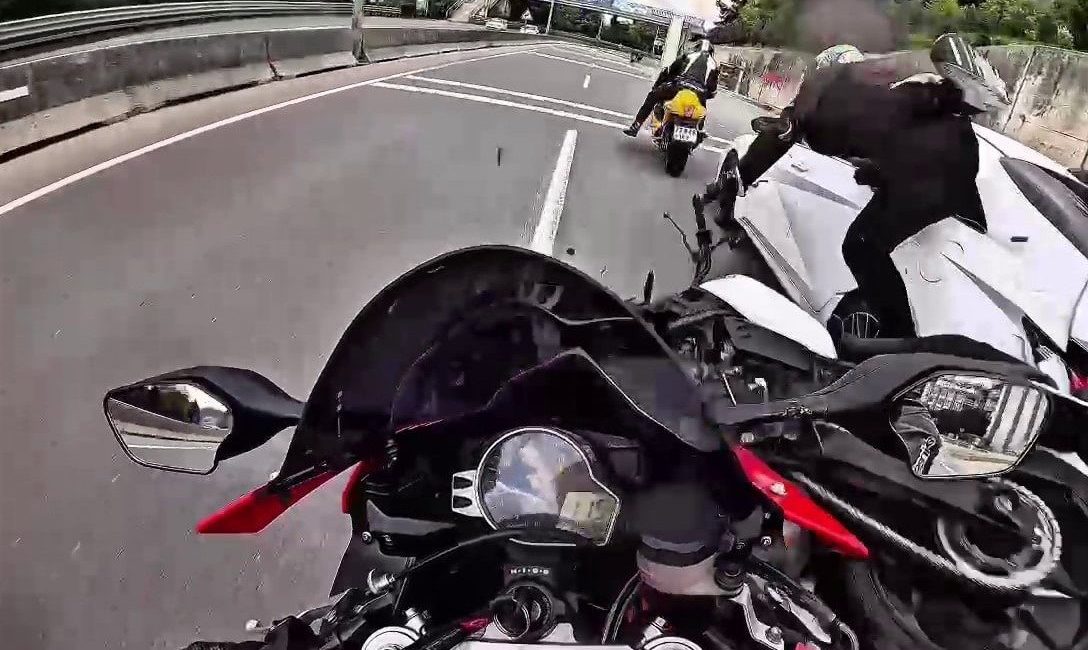 Kocaeli’de kanalizasyonun taşarak suların yola akması neticesi meydana gelen ve