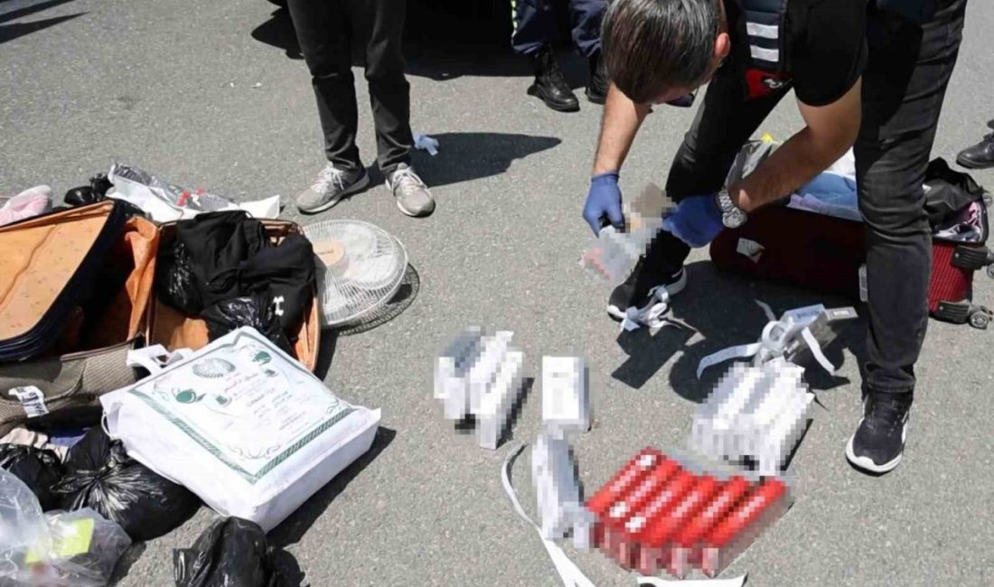 Yolcu otobüsündeki valizden kaçak sigara çıktı Aksaray’da jandarma KOM ekiplerinin şüphe üzerine durdurduğu yolcu otobüsünün bagajında