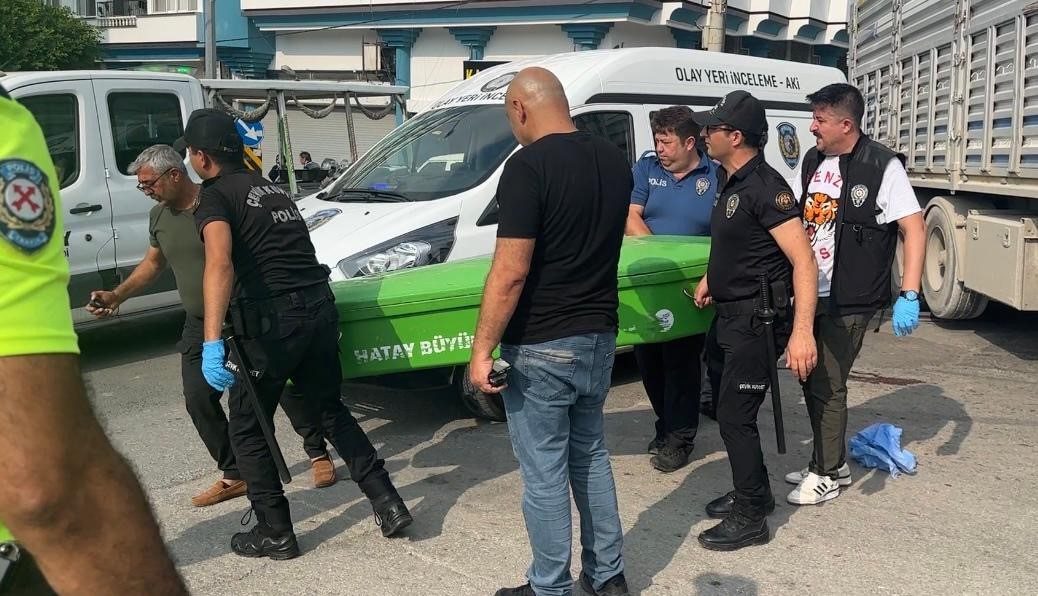 Yolun karşısına geçerken tırın çarptığı kadın hayatını kaybetti Hatay’ın İskenderun ilçesinde karşıdan karşıya geçmek istediği sırada tırın çarptığı