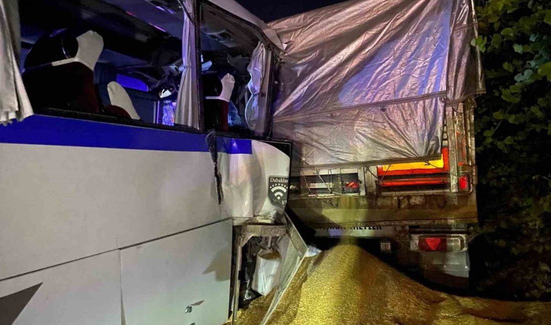 Yolun kenarında duran tıra işçi servisi çarptı Manisa’nın Turgutlu ilçesinde meydana gelen trafik kazasında bir kablo fabrikasına