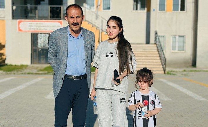 Yüksekova’da bir okulda sınava sadece 2 öğrenci girdi Hakkari’nin Yüksekova ilçesinde düzenlenen Yükseköğretim Kurumları Sınavı (YKS) Yabancı Dil