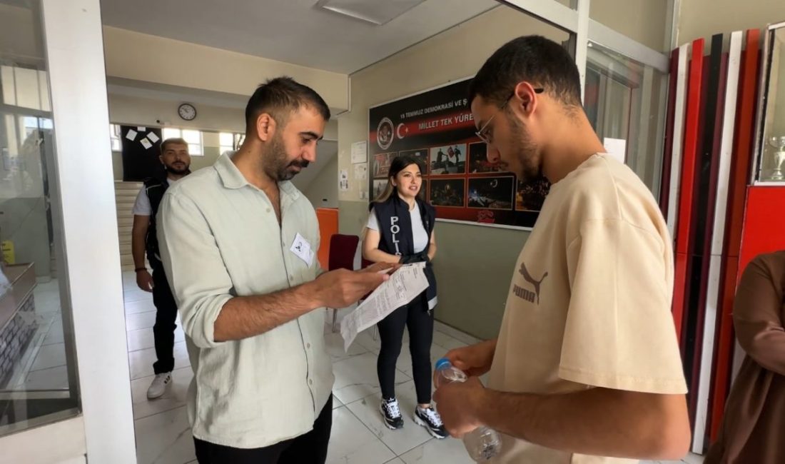 Hakkari’nin Yüksekova ilçesinde Yükseköğretim Kurumları Sınavı’nın (YKS) ikinci oturumu başladı.