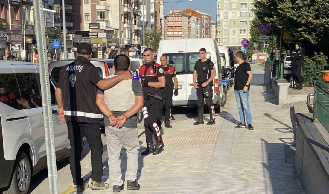 1 kişinin öldüğü, 7 kişinin de yaralandığı silahlı çatışmanın şüphelileri adliyede Çorum’da, semt pazarında yer anlaşmazlığı nedeniyle çıkan ve 1 kişinin