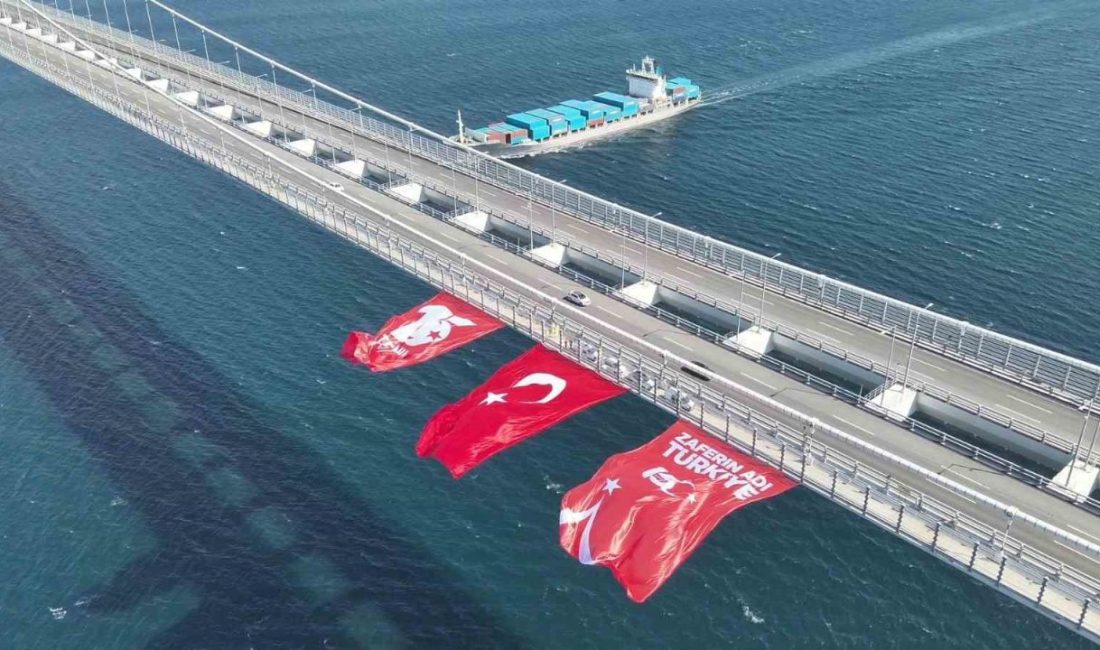 1915 Çanakkale Köprüsüne dev Türk bayrağı asıldı 15 Temmuz hain darbe girişiminin 9’uncu yıl dönümü nedeniyle 1915