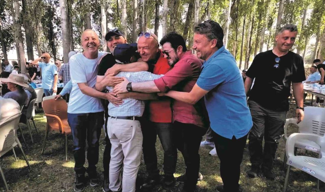 45 yıl sonra duygulandıran buluşma: Ali Öğretmen öğrencileriyle şenlikte buluştu Yozgat’ın Boğazlıyan ilçesine bağlı Poyrazlı köyünde 1978 yılında öğretmenlik yapan
