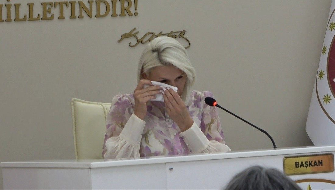AK Parti ve MHP’den destek alan CHP’li başkan gözyaşlarını tutamadı Bilecik Belediyesi ile Alve İnşaat arasında yaşanan AVM krizi sonrası