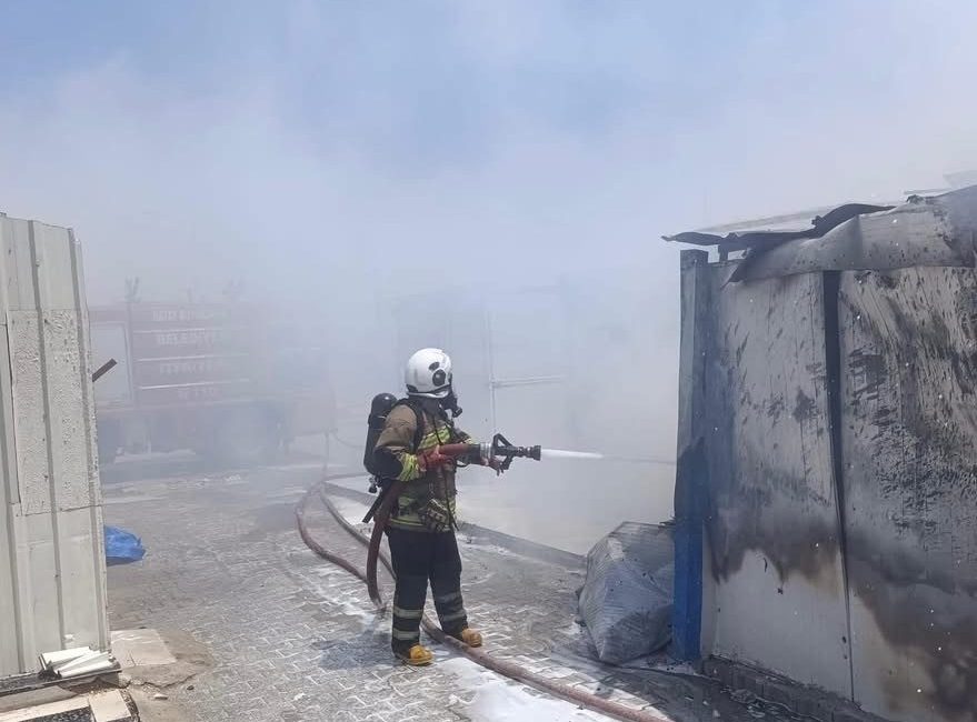 Alevlere teslim olan konteyner kullanılamaz hale geldi Hatay’ın Antakya ilçesinde depremzede ailenin yaşadığı konteyner yanarak kullanılamaz hale