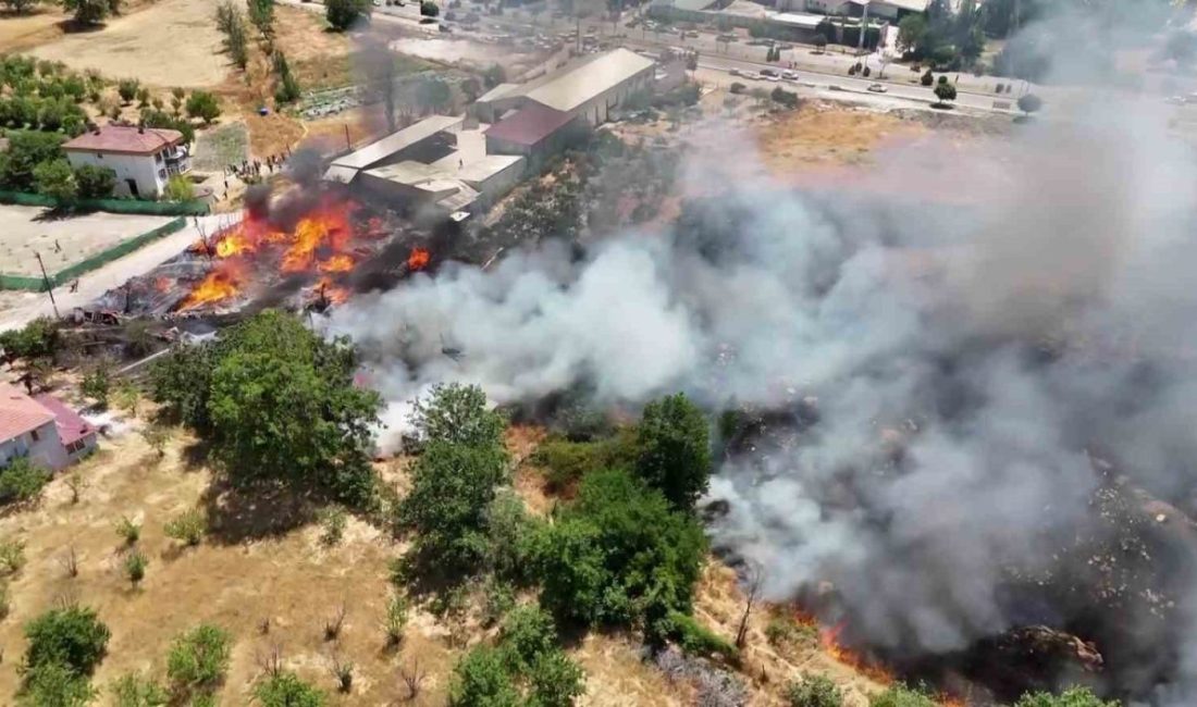 Amasya’da kereste deposu ve ev alev alev yandı Amasya’nın Merzifon ilçesinde kereste deposunda yangın çıktı. Deponun yanındaki eve