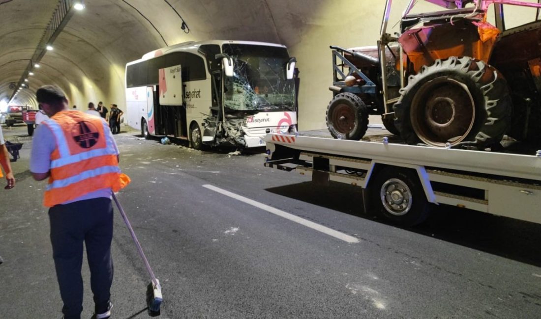 Amasya’da tünelde yolcu otobüsüyle traktör çarpıştı: 1 yaralı Amasya’da tünelde yolcu otobüsüyle traktör çarpıştı, kaza 1 kişi yaralandı.