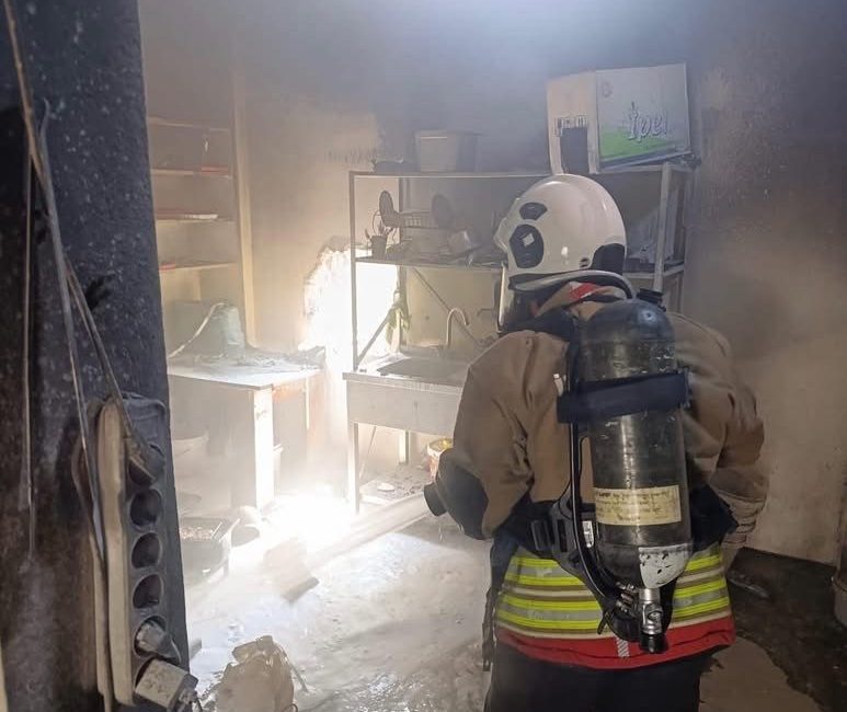 Hatay’ın Antakya ilçesinde iş yerinde çıkan yangın, itfaiye ekipleri tarafından