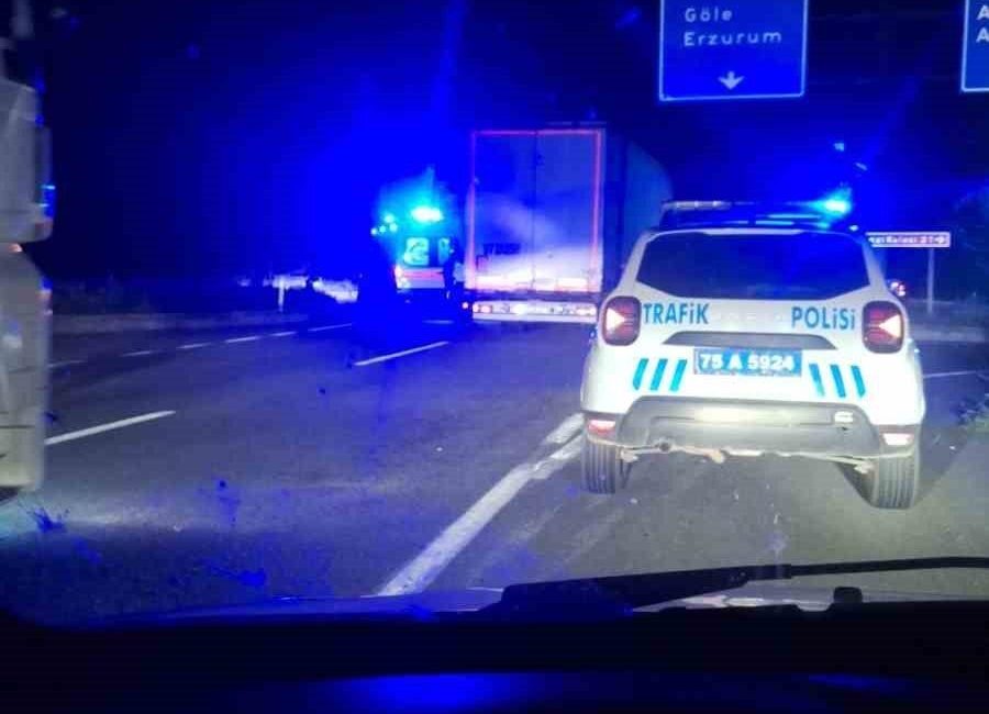 Ardahan’da iki otomobil çarpıştı: 4 yaralı Ardahan’da 2 otomobilin çarpıştığı kazada 4 kişi yaralandı. Edinilen bilgiye
