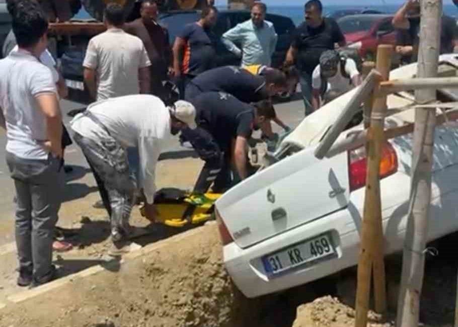 Arsuz’da orta refüje devrilen otomobilin sürücüsü yaralandı Hatay’ın Arsuz ilçesinde sürücüsünün direksiyon hakimiyetini kaybettiği otomobil, orta refüje