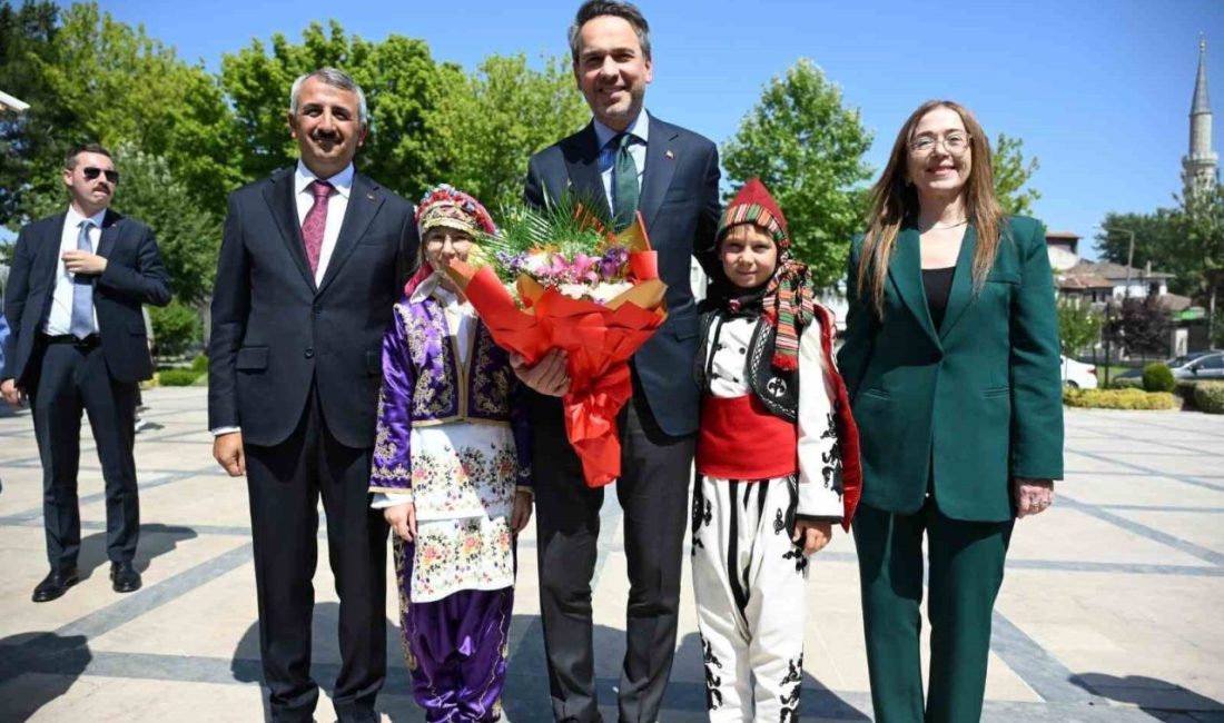 Bakan Bayraktar’dan Edirne Valiliğine ziyaret Enerji ve Tabii Kaynaklar Bakanı Alparslan Bayraktar, bir dizi temaslarda