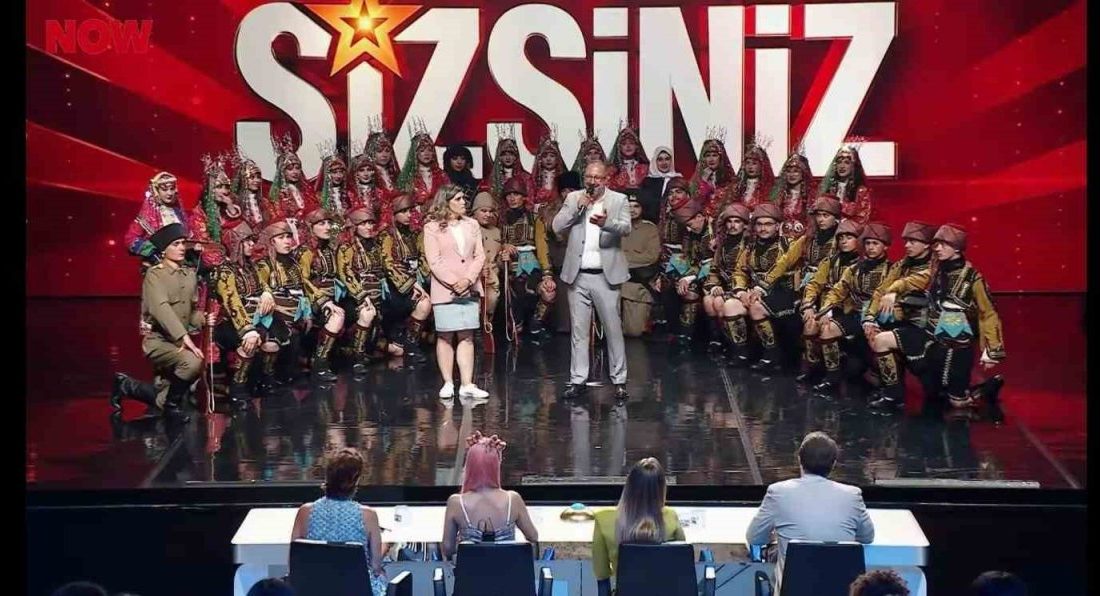 Balıkesirli lise öğrencilerinin Kuvayı Milliye gösterisi yarı finale kaldı Balıkesirli Ayna Kültür Sanat ekibinin liseli gençlerden oluşturduğu folklor ekibi
