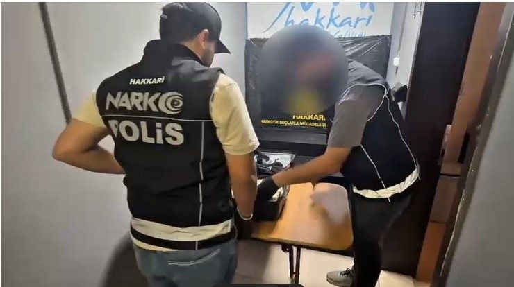 Bavuldan 17 kilo 780 uyuşturucu çıktı Hakkari’de polis ekipleri tarafından bir kargo aracında yapılan aramada bavul