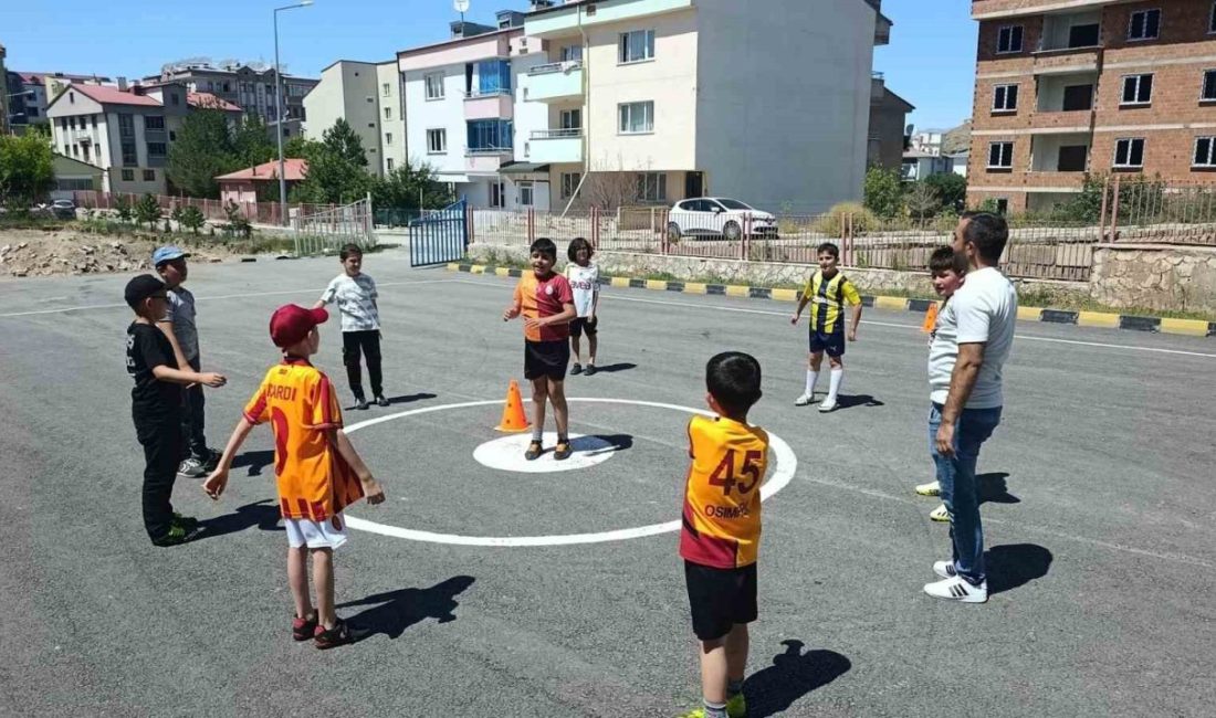 Bayburt’ta öğrenciler robotik ve futbol kurslarıyla hem eğleniyor hem öğreniyor Yaz tatilini hem eğlenerek hem de öğrenerek geçirmek isteyen öğrenciler