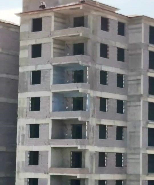 Çatıda tehlikeli çalışma Elazığ’da herhangi bir önlem almadan inşaat halindeki binanın çatısında çalışan