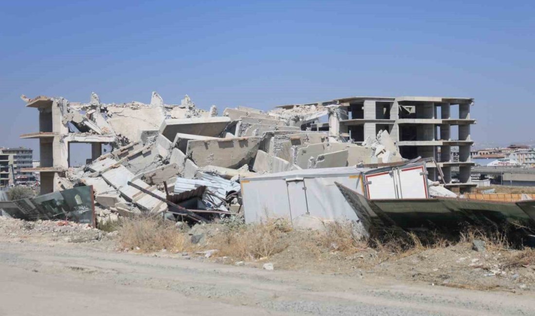 Deprem etkisi yaşatan 12 katlı binanın yerle bir olduğu anlar kamerada Hatay’ın Antakya ilçesinde 12 katlı binanın iş makinesinin darbesiyle yıkımı