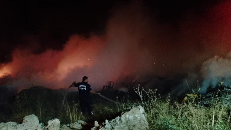 Didim’de siteler arasında çıkan yangın korkuttu Aydın’ın Didim ilçesinde sitelerin arasında bulunan makilik alanda çıkan yangın