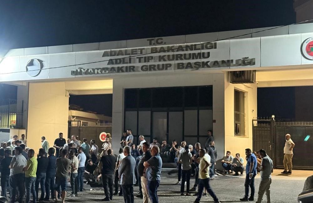 Diyarbakır’da husumetli aileler arasında kavga: 2 ölü Diyarbakır’ın merkez Kayapınar ilçesinde husumetli akraba aileler arasında çıkan silahlı